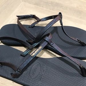 NWOT Havaianas metallic blue strap back  sandals